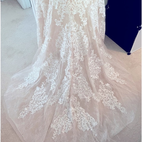 Oleg Cassini CWG807 cap sleeve plunging V neck. Ivory rose gold w/chapel train. - Picture 11 of 14